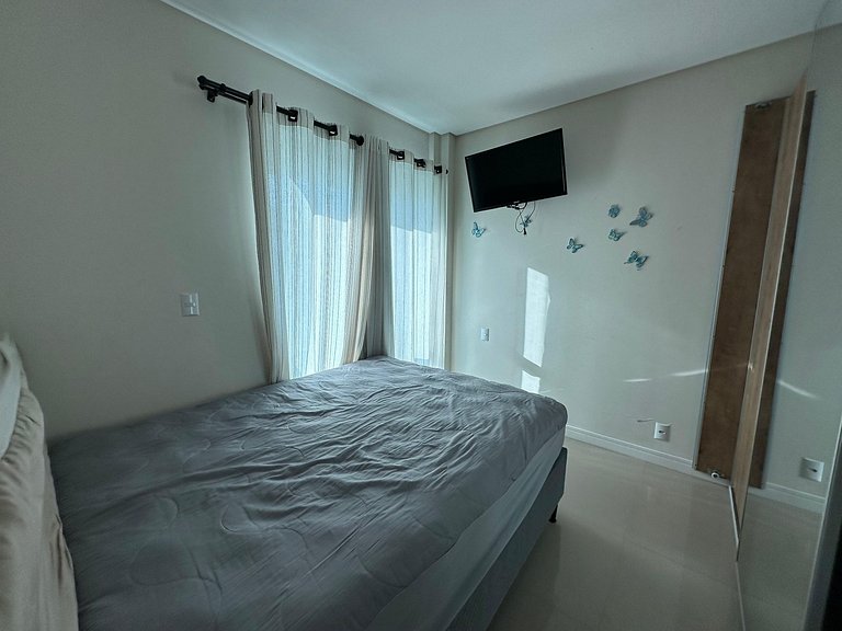 Apto moderno com vista para o mar e churrasqueira