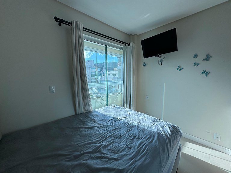 Apto moderno com vista para o mar e churrasqueira