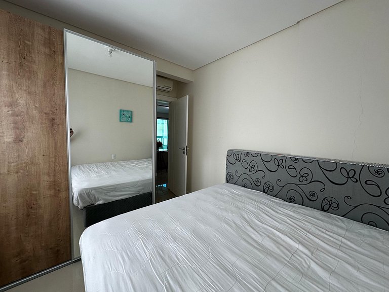 Apto moderno com vista para o mar e churrasqueira