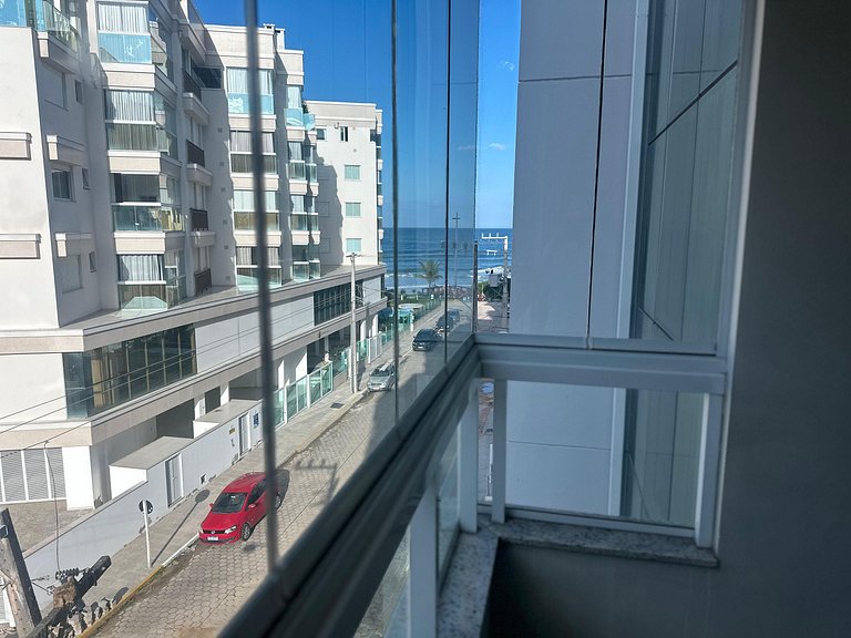 Apto moderno com vista para o mar e churrasqueira
