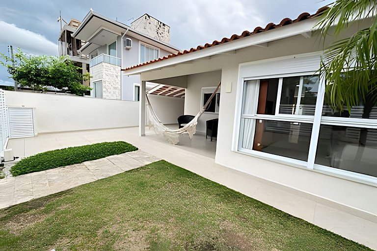 Casa com Piscina Privativa e  com Espaço Gourmet